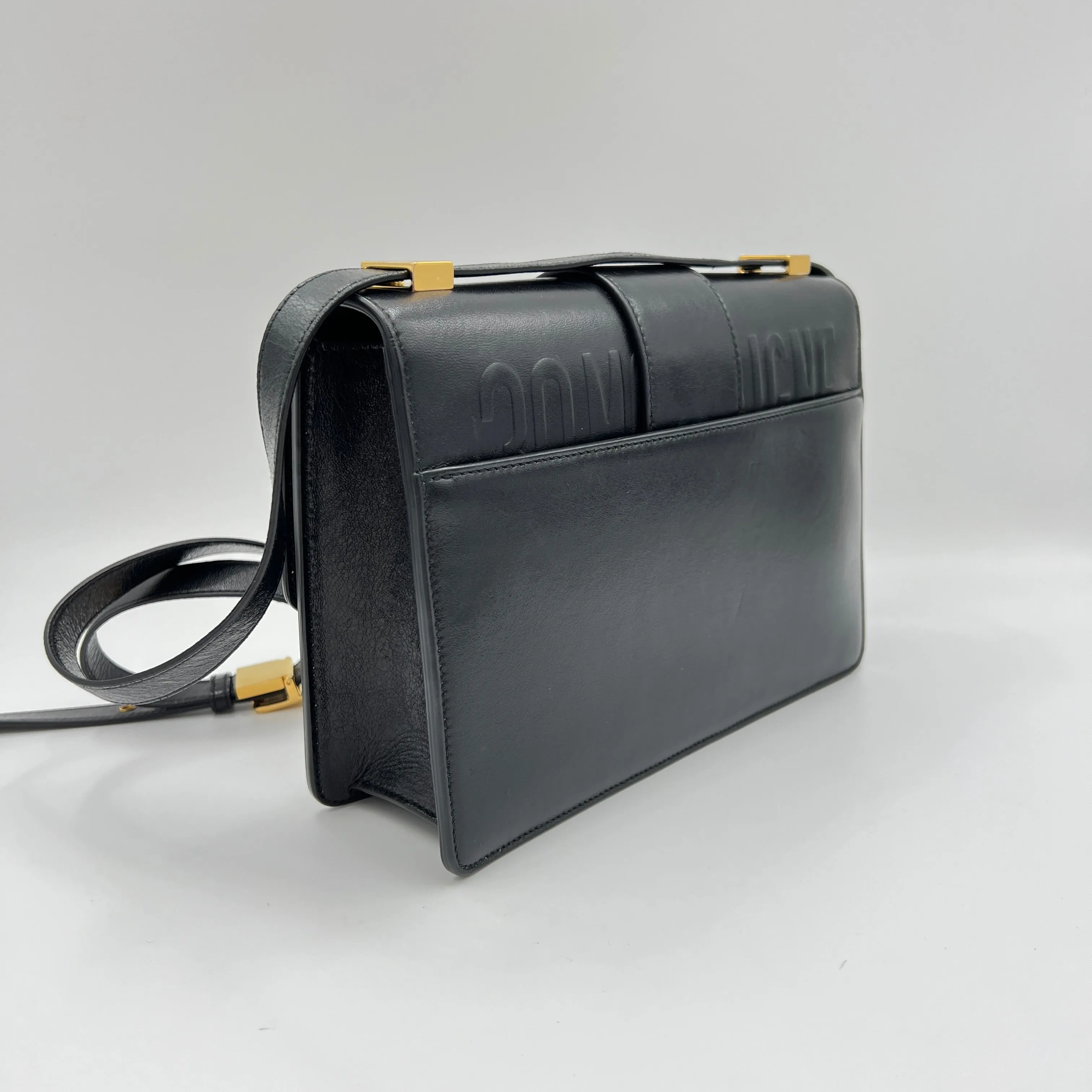 30 Montaigne Medium Black Shoulder Bag in Calfskin, Gold hardware