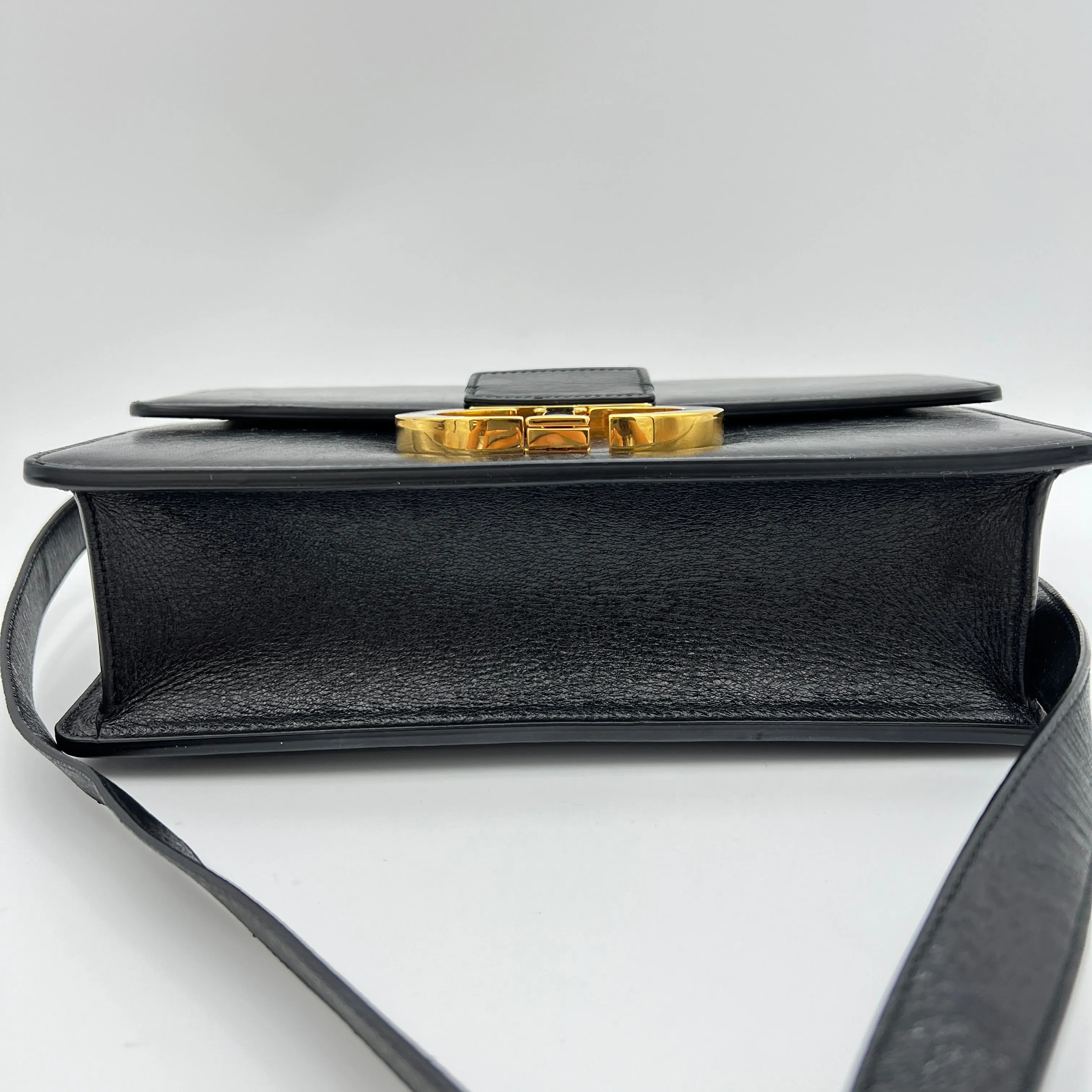 30 Montaigne Medium Black Shoulder Bag in Calfskin, Gold hardware