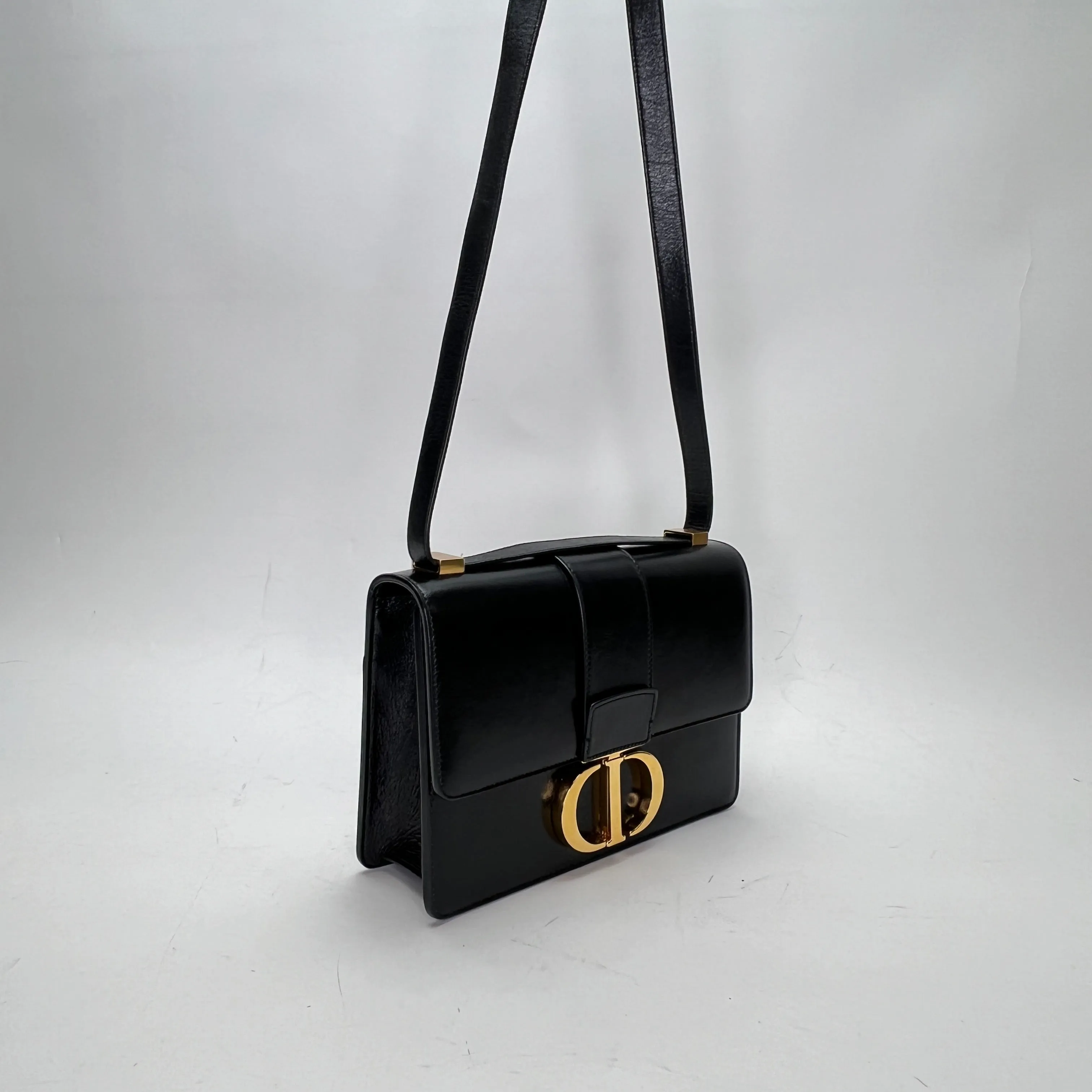 30 Montaigne Medium Black Shoulder Bag in Calfskin, Gold hardware